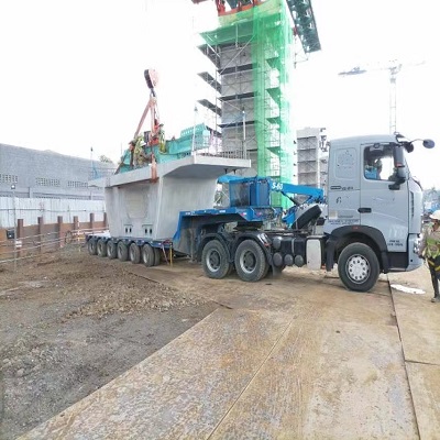 Remolque orientable de plataforma baja